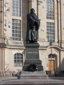 Martin Luther Denkmal vor der Frauenkirche.JPG